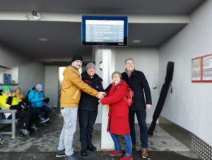 Gemeinsam für einen besseren ÖPNV. Im Bild, v.li.: Martin Haidn, Sachgebietsleiter ÖPNV im Landkreis Regen, Stefan Beywl, stellvertretender Betriebsleiter der Arber-Bergbahn, Christina Wibmer, GUTi-Koordinierungsstelle, Thomas Ederer, Sachgebietsleiter Mobilität im Landkreis Cham. Foto: Landratsamt Regen